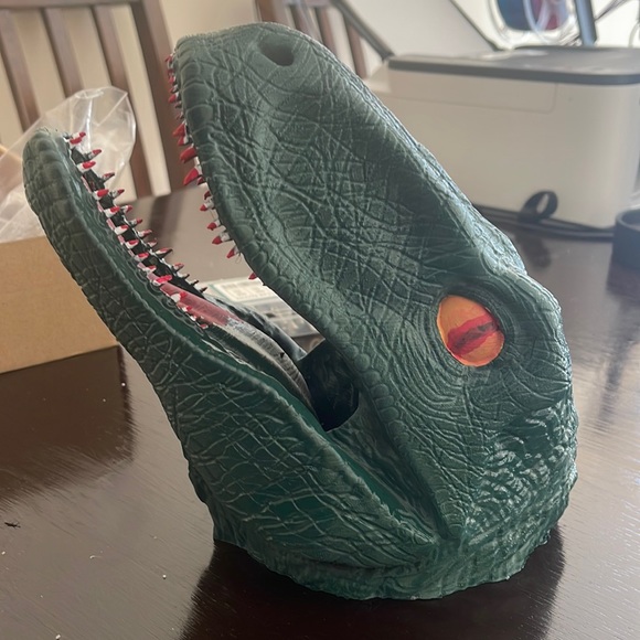 3D printed velociraptor with detail and custom painted.  Can be wall mounted. - Picture 1 of 1